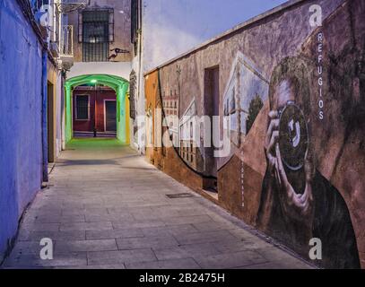 Calle del Arco di notte, Almeria, Andalusia, Spagna Foto Stock