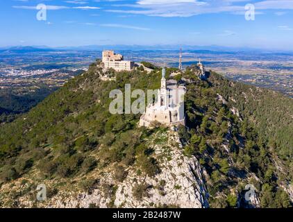 Monastero Santuari de Sant Salvador e Cristo la statua del Re, Puig de Sant Salvador, vicino Felanitx, regione Migjorn, vista aerea, Maiorca, Baleari Foto Stock