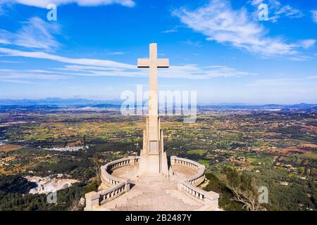 Croce di pietra Creu de Picot su Puig des Mila, Puig de Sant Salvador, vicino Felanitx, regione Migjorn, vista aerea, Maiorca, Isole Baleari, Spagna Foto Stock