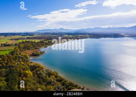 Chiemsee con Chieming, Chiemgau, Foreland alpina, veduta aerea, alta Baviera, Baviera, Germania Foto Stock