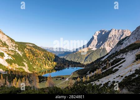 Veduta Di Seebensee, Dietro Zugspitze, Ehrwald, Mieminger Kette, Tirolo, Austria Foto Stock