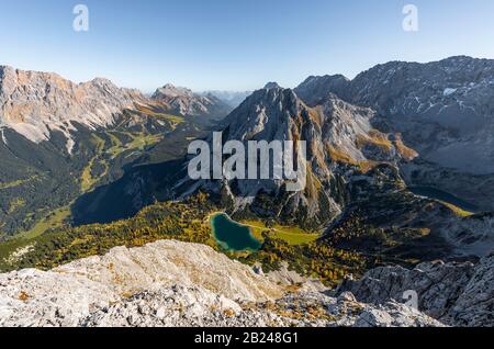 Veduta di Seebensee da Ehrwalder Sonnenspitze, sinistra Leutaschtal, mezzo Vorderer e Hinterer Tajakopf, destra Drachensee, Ehrwald, Mieminger Kette Foto Stock