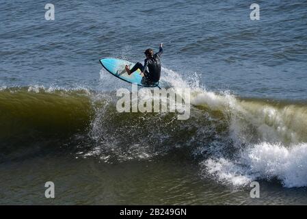 Surfers nell'Oceano Pacifico, sulla spiaggia di Santa Cruz, California, Stati Uniti Foto Stock