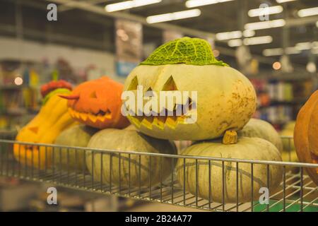 Mercato autunnale in città. Trucco o Treat.Halloween raccolta di zucca per la vendita al negozio. Halloween è la sera prima dei giorni santi cristiani di tutti Foto Stock