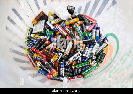 Sofia, Bulgaria - 23 gennaio, 2020: Si vedono diverse batterie gettate in un cestino di riciclaggio. Foto Stock