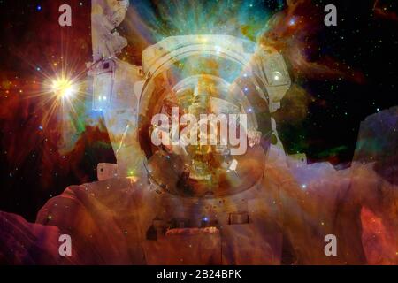 Astronauta a a spacewalk. Paesaggio cosmico. Elementi di questa immagine fornita dalla NASA Foto Stock