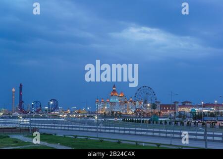 Sochi, Krasnodar Krai, Russia - 6 Giugno 2017: Luci Serali Di Intrattenimento Sochi Park, Hotel 'Bogatyr' Foto Stock