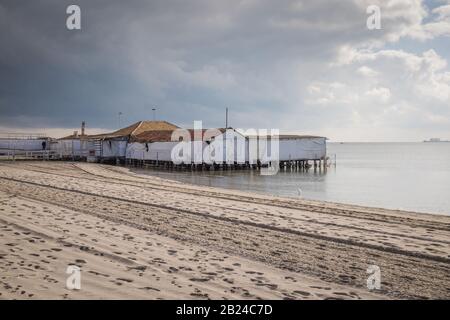 Vecchio edificio in piedi su pali a Mar Menor San Javier, la Manga Foto Stock