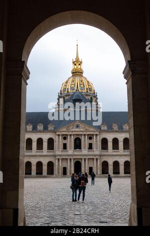 La cupola dorata di Les Invalides vista da sotto l'arco d'ingresso, Parigi, Francia Foto Stock