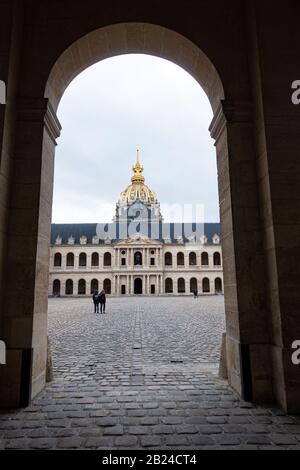 La cupola dorata di Les Invalides vista da sotto l'arco d'ingresso, Parigi, Francia Foto Stock