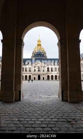 La cupola dorata di Les Invalides, Parigi, Francia, è visibile attraverso l'arco d'ingresso Foto Stock