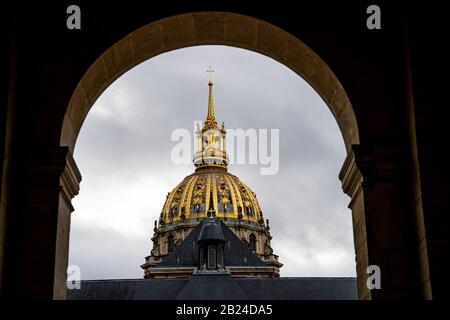 La cupola dorata di Les Invalides vista da sotto l'arco d'ingresso, Parigi, Francia Foto Stock