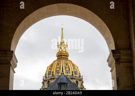 La cupola dorata di Les Invalides vista da sotto l'arco d'ingresso, Parigi, Francia Foto Stock