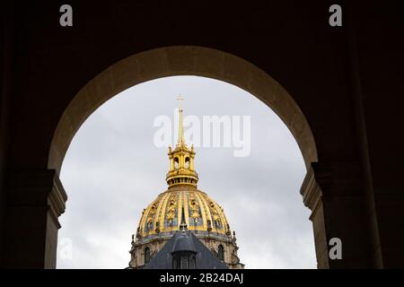 La cupola dorata di Les Invalides vista da sotto l'arco d'ingresso, Parigi, Francia Foto Stock