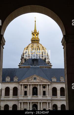 La cupola dorata di Les Invalides vista da sotto l'arco d'ingresso, Parigi, Francia Foto Stock