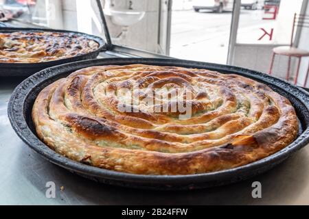 Tradizionale delizioso Burek bosniaco a Sarajevo, BiH Foto Stock