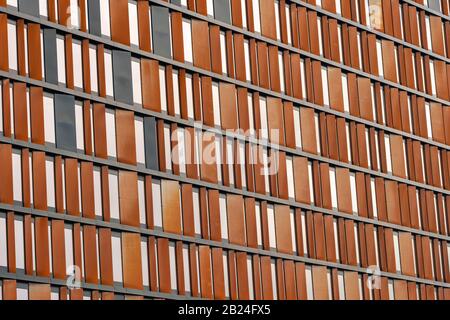 Facciata del moderno edificio in uffici fatto di finestre con persiane in legno. Foto Stock
