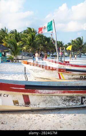 Tulum, Messico - 24 ottobre 2018: Barche a Playa Pescadores con barche e bandiera locale e cielo blu Foto Stock