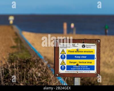 Ente Per L'Ambiente Flood Defense Structure Warning Sign At Landguard Near Felixstowe Suffolk Uk Foto Stock