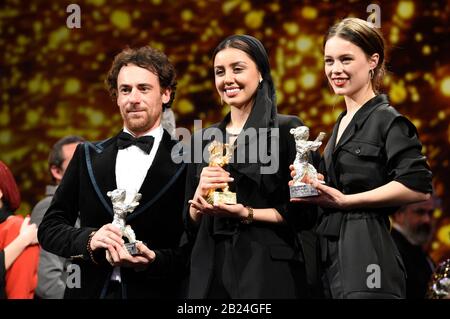 Berlino, Germania. 29th Feb, 2020. I vincitori del premio Elio Germano, Baran Rasoulof e Paula Beer posano alla cerimonia di chiusura durante il 70th Berlin International Film Festival/Berlinale 2020 a Berlinale Palace il 29 febbraio 2020 a Berlino, Germania. Credit: Geisler-Fotopress Gmbh/Alamy Live News Foto Stock