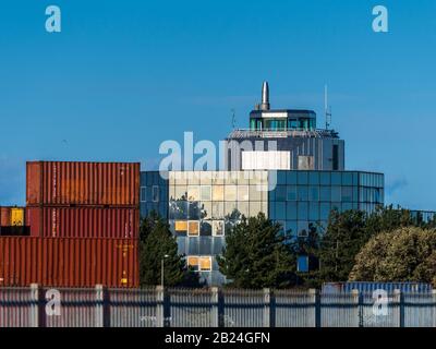 Custom House Port di Felixstowe si affaccia sul porto container - HM Revenue e uffici doganali a Felixstowe Port. HMRC Custom House Foto Stock