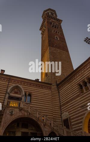 Palazzo della Ragione con la torre Lamberti che domina Verona Foto Stock