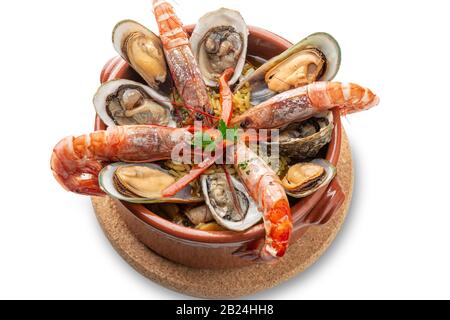 Gamberi brasati con ostriche in una pentola di argilla. Cucina portoghese dell'Algarve Foto Stock