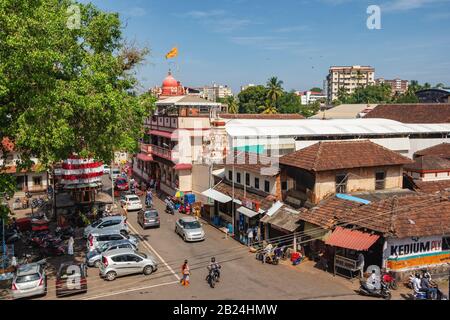 Scena stradale di Mangalore con una vista della piazza del tempio, stato di Karnataka, India. Vista dall'alto. Foto Stock