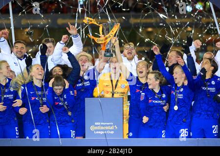 I giocatori di Chelsea alzano la coppa dopo aver vinto la finale della Coppa della Lega degli pneumatici Continental della fa Women al City Ground, Nottingham. Foto Stock