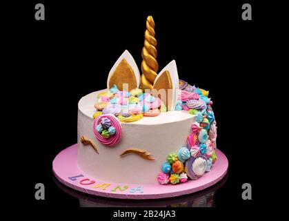 Torta unicorno creativa con un sacco di marshmallows e meringhe. Su sfondo nero. Foto Stock