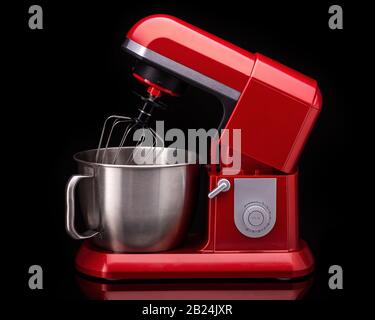 Mixer rosso elegante per cucinare. Su sfondo nero Foto Stock