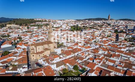 Antenna. Storico villaggio spagnolo Jerez de los Caballeros filmato dal cielo Foto Stock