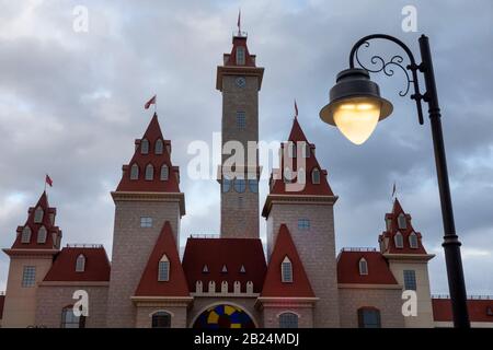 Mosca, Russia. 29th di Febbraio, 2020 La facciata e l'entrata principale del Parco Divertimenti Dream Island, aperto di recente a Mosca, Russia. L'aspetto e' nello stile di un castello da favola simile a Disneyland. Il nuovo parco include 10 aree a tema con numerose giostre, centri commerciali pedonali, un campo da cucina e ristoranti, una sala concerti e hotel Foto Stock