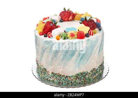 Torta di fragole e caramelle multicolore. Su sfondo bianco Foto Stock