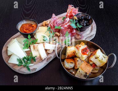 Antipasti tradizionali portoghesi per il vino. Prosciutto, Formaggio, Olive Close Up Foto Stock