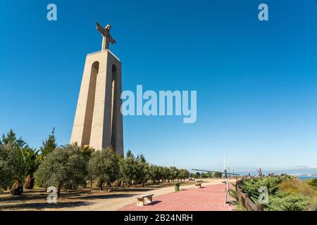 Statua di Gesù Cristo a Lisbona vicino al ponte il 25th ottobre Foto Stock