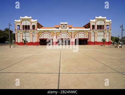 La facciata in stile Art Nouveau del 1912 della stazione ferroviaria di Dakar è attualmente in fase di restauro in un capolinea per il nuovo treno aeroportuale. Foto Stock