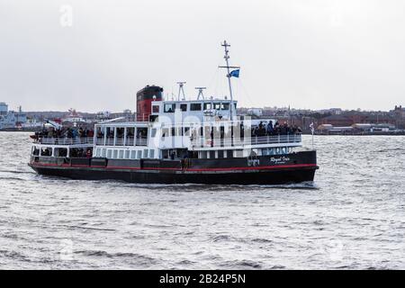 I turisti visti sul traghetto Royal Iris sul fiume Mersey mentre si avvicina a Pier Head, Liverpool, il 29 febbraio 2020. Foto Stock