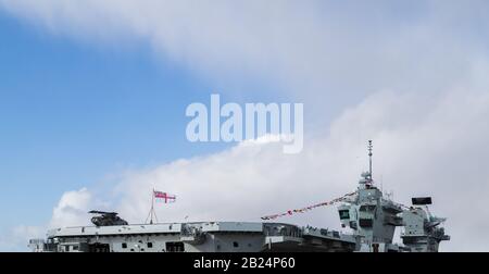 Una raccolta di lettere di un elicottero Merlin e due torri di controllo sulla HMS Prince of Wales a Liverpool durante la sua prima uscita pubblica, illustrata il 29 febbraio Foto Stock