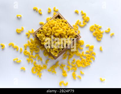 Concetto di cucina italiana e design del menu. Pasta cruda su sfondo bianco. Disposizione piatta. Vista dall'alto. Foto Stock