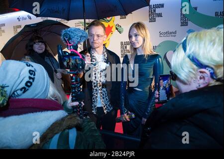 Glasgow, Regno Unito. 29 Febbraio 2020. Nella foto: (A sinistra) Simon Pegg - attore; (a destra) Katharine o’ Brien - Direttore. Gran Bretagna Premiere di ‘Lost Transmissions’ al Glasgow Film Festival 2020 su thee tappeto rosso fuori del Glasgow Film Theatre. Credito: Colin Fisher/Alamy Live News. Foto Stock