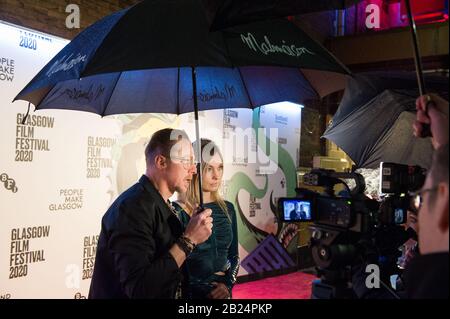 Glasgow, Regno Unito. 29 Febbraio 2020. Nella foto: (A sinistra) Simon Pegg - attore; (a destra) Katharine o’ Brien - Direttore. Gran Bretagna Premiere di ‘Lost Transmissions’ al Glasgow Film Festival 2020 su thee tappeto rosso fuori del Glasgow Film Theatre. Credito: Colin Fisher/Alamy Live News. Foto Stock