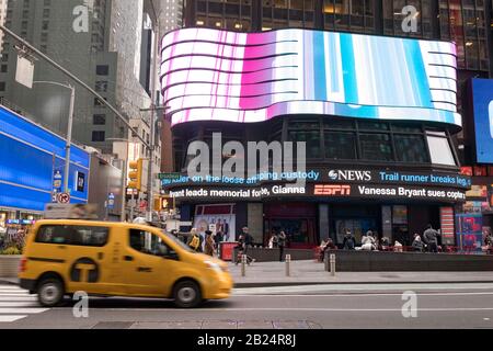 Giro In Giro Moving Billboard presso ABC TV News Network Studios a Times Square, New York, Stati Uniti Foto Stock