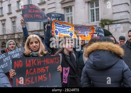 Londra, Regno Unito. 29th febbraio 2020. Una protesta contro l'India House condanna la violenza contro i musulmani che dicono sia diretta dai teppisti indù BJP-RSS e apertamente agevolata dalla polizia di Delhi. Case, negozi e mezzi di sussistenza sono stati danneggiati e moschee attaccati, con un crescente numero di morti e molte persone ferite che sono impedite dai mob di ottenere cure mediche. La violenza brutale è un tentativo da parte del regime di modi-Shah BJP di fermare le proteste pacifiche contro la legge sulla cittadinanza (Emendment) e a sostegno della Costituzione indiana. Peter Marshall/Alamy Live News Foto Stock