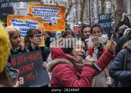 Londra, Regno Unito. 29th febbraio 2020. Una protesta contro l'India House condanna la violenza contro i musulmani che dicono sia diretta dai teppisti indù BJP-RSS e apertamente agevolata dalla polizia di Delhi. Case, negozi e mezzi di sussistenza sono stati danneggiati e moschee attaccati, con un crescente numero di morti e molte persone ferite che sono impedite dai mob di ottenere cure mediche. La violenza brutale è un tentativo da parte del regime di modi-Shah BJP di fermare le proteste pacifiche contro la legge sulla cittadinanza (Emendment) e a sostegno della Costituzione indiana. Peter Marshall/Alamy Live News Foto Stock