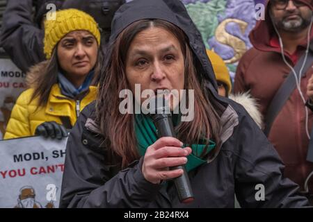 Londra, Regno Unito. 29th febbraio 2020. Una protesta contro l'India House condanna la violenza contro i musulmani che dicono sia diretta dai teppisti indù BJP-RSS e apertamente agevolata dalla polizia di Delhi. Case, negozi e mezzi di sussistenza sono stati danneggiati e moschee attaccati, con un crescente numero di morti e molte persone ferite che sono impedite dai mob di ottenere cure mediche. La violenza brutale è un tentativo da parte del regime di modi-Shah BJP di fermare le proteste pacifiche contro la legge sulla cittadinanza (Emendment) e a sostegno della Costituzione indiana. Peter Marshall/Alamy Live News Foto Stock