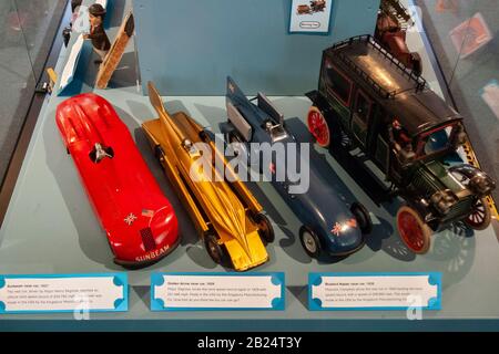 Golden Arrow, Sunbeam, e Bluebird Napier auto da corsa al V&A Museum of Childhood, Victoria and Albert Museum, Londra, Regno Unito. Foto Stock