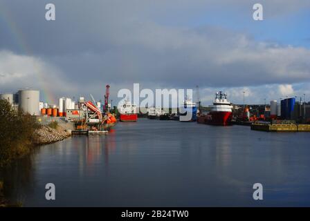 Barche nel porto vicino a Torry ad Aberdeen Foto Stock