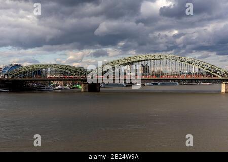 Il ponte Hohenzollern Bridge è il ponte ferroviario più utilizzato in Germania, con oltre 1200 treni che attraversano ogni giorno. Foto Stock