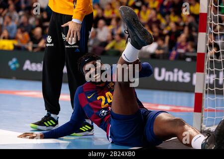 Barcellona, SPAGNA - 29 FEBBRAIO: Dika Mem del FC Barcellona è stato ferito durante la partita della EHF Velux Champions League tra il FC Barcellona e MOL-Pick Szeged al Palau Blaugrana il 29 febbraio 2020 a Barcellona, Spagna. Foto Stock